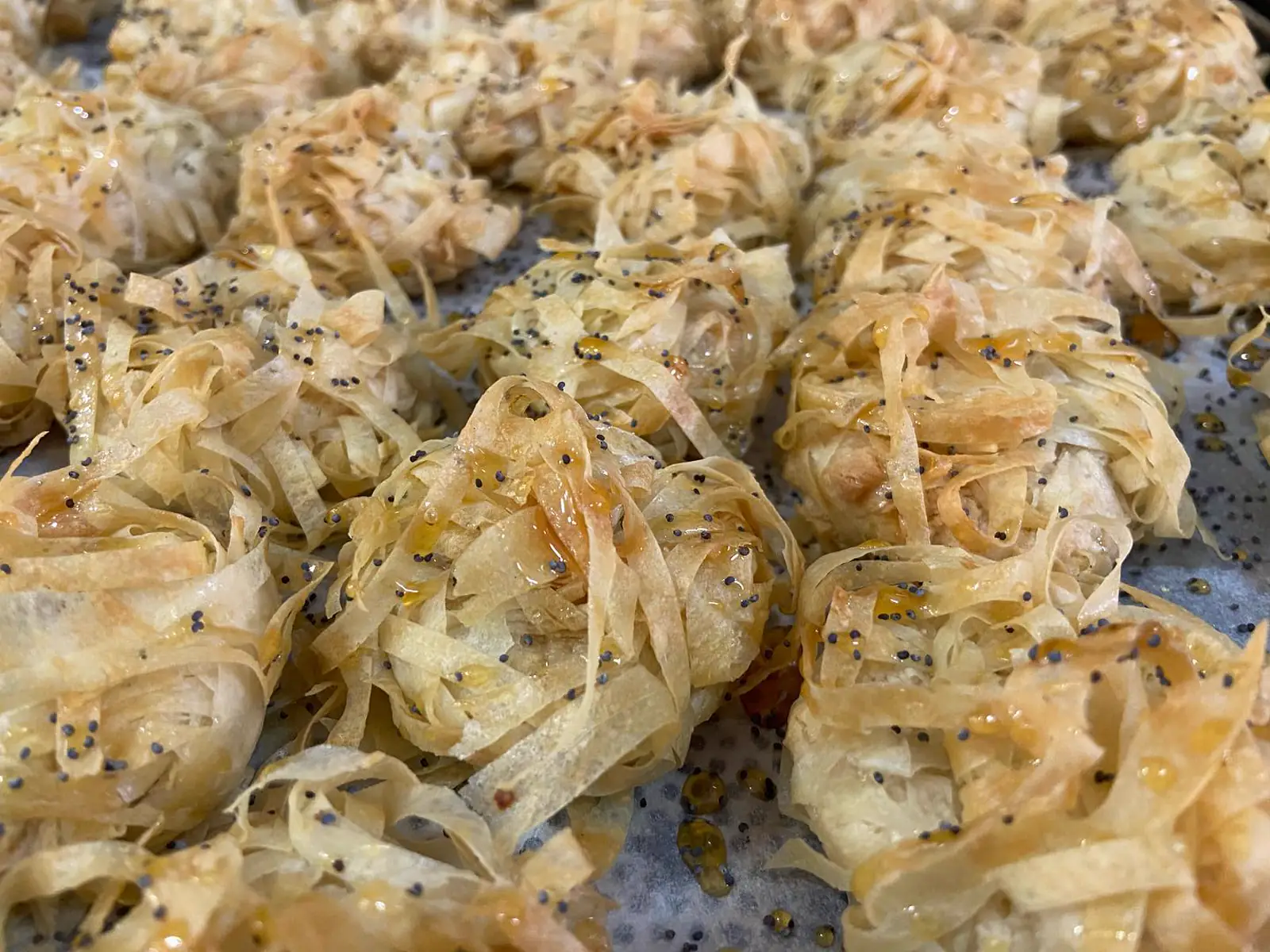 Briouates en pâte filo dorée sur plaque de cuisson