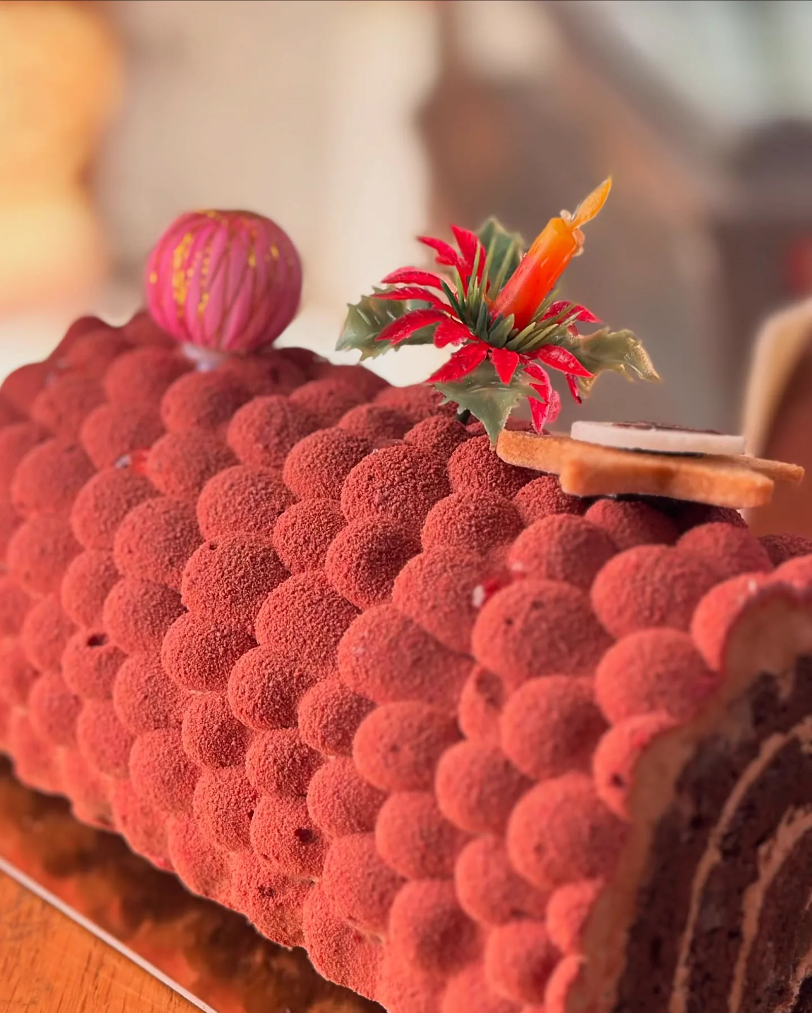 Bûche de Noël rouge texture bulles, décor poinsettia
