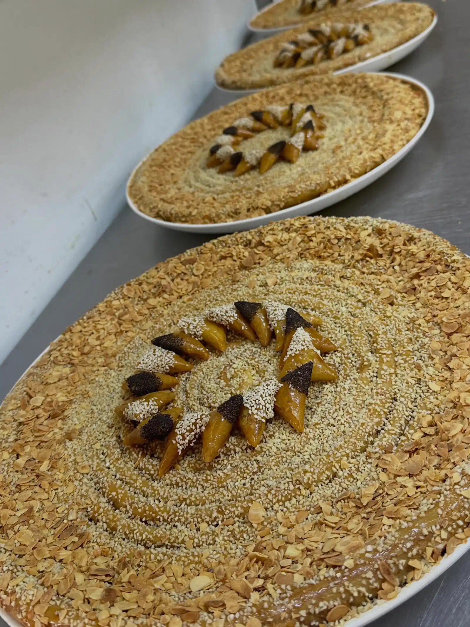 Plateaux de m'hancha aux amandes, couronne de briouates et amandes effilées
