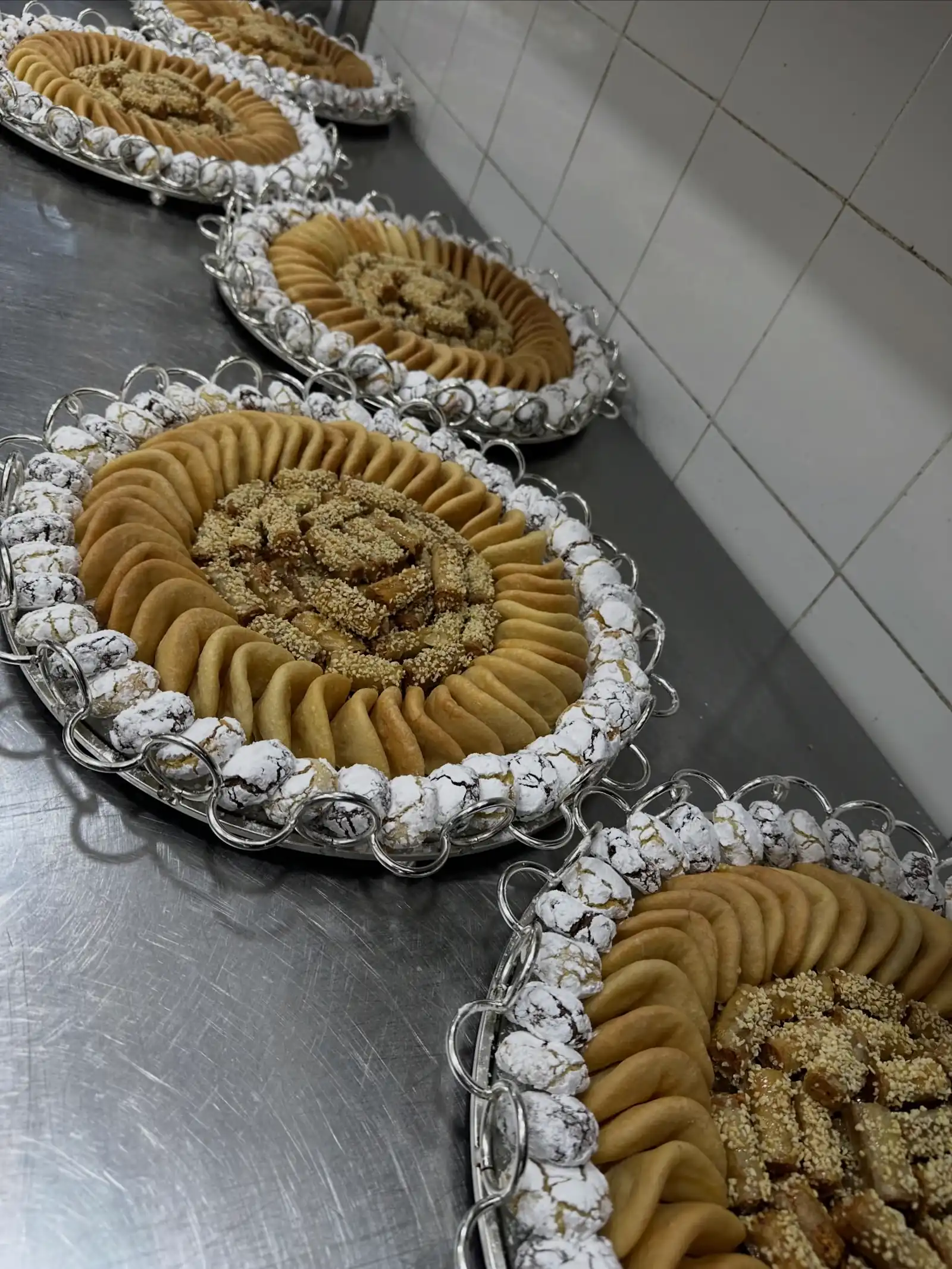 Plateaux de pâtisserie marocaine de fête, cornes de gazelle et ghriba