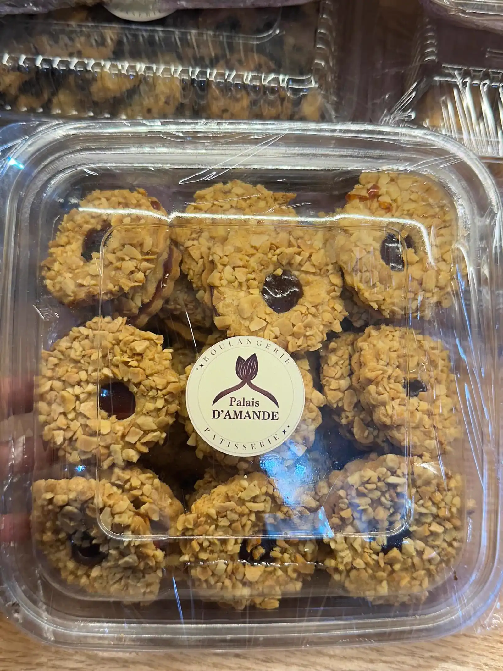 Barquette de biscuits ronds enrobés de cacahuètes concassées