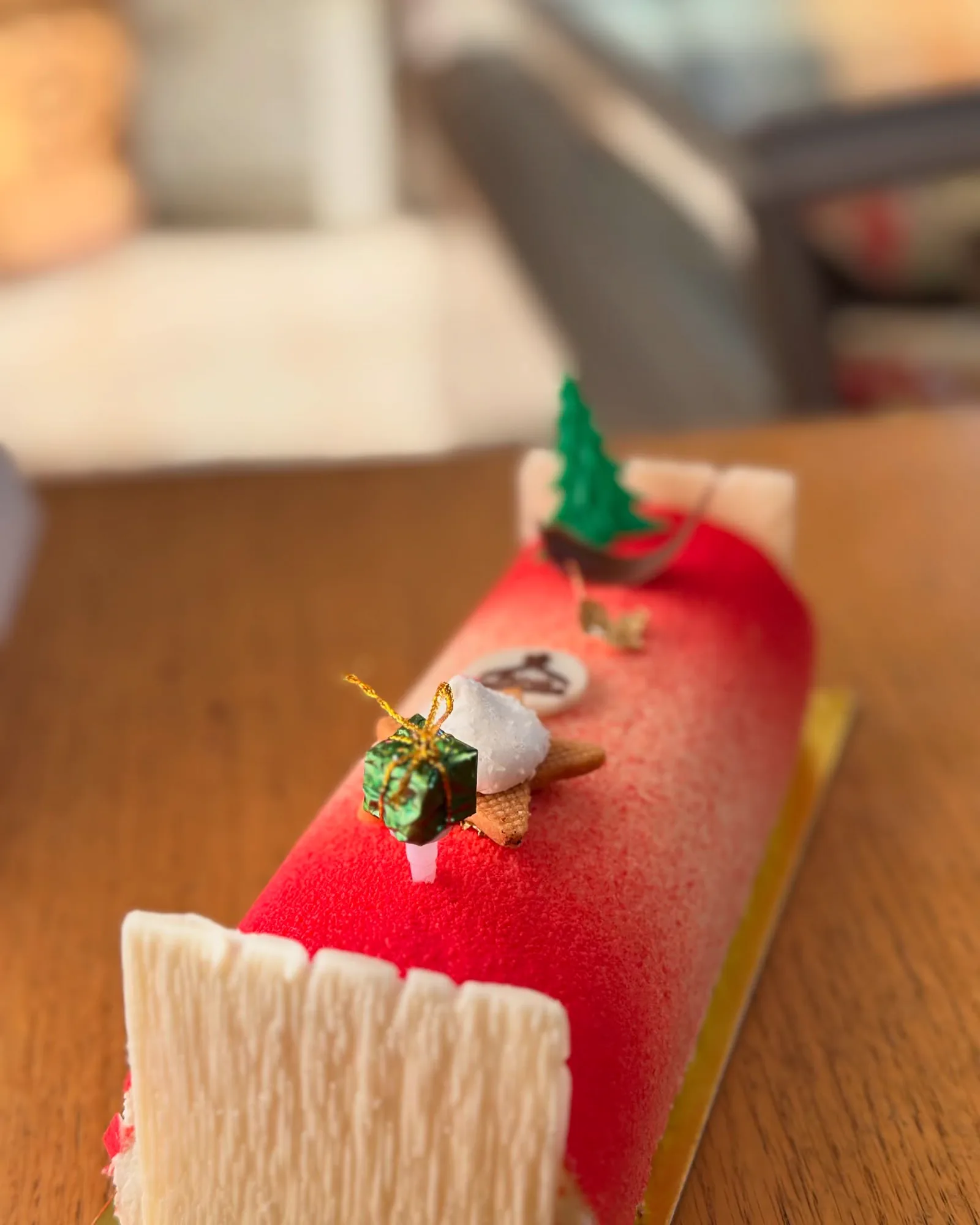 Bûche de Noël rouge velours, décor cadeaux et sapin
