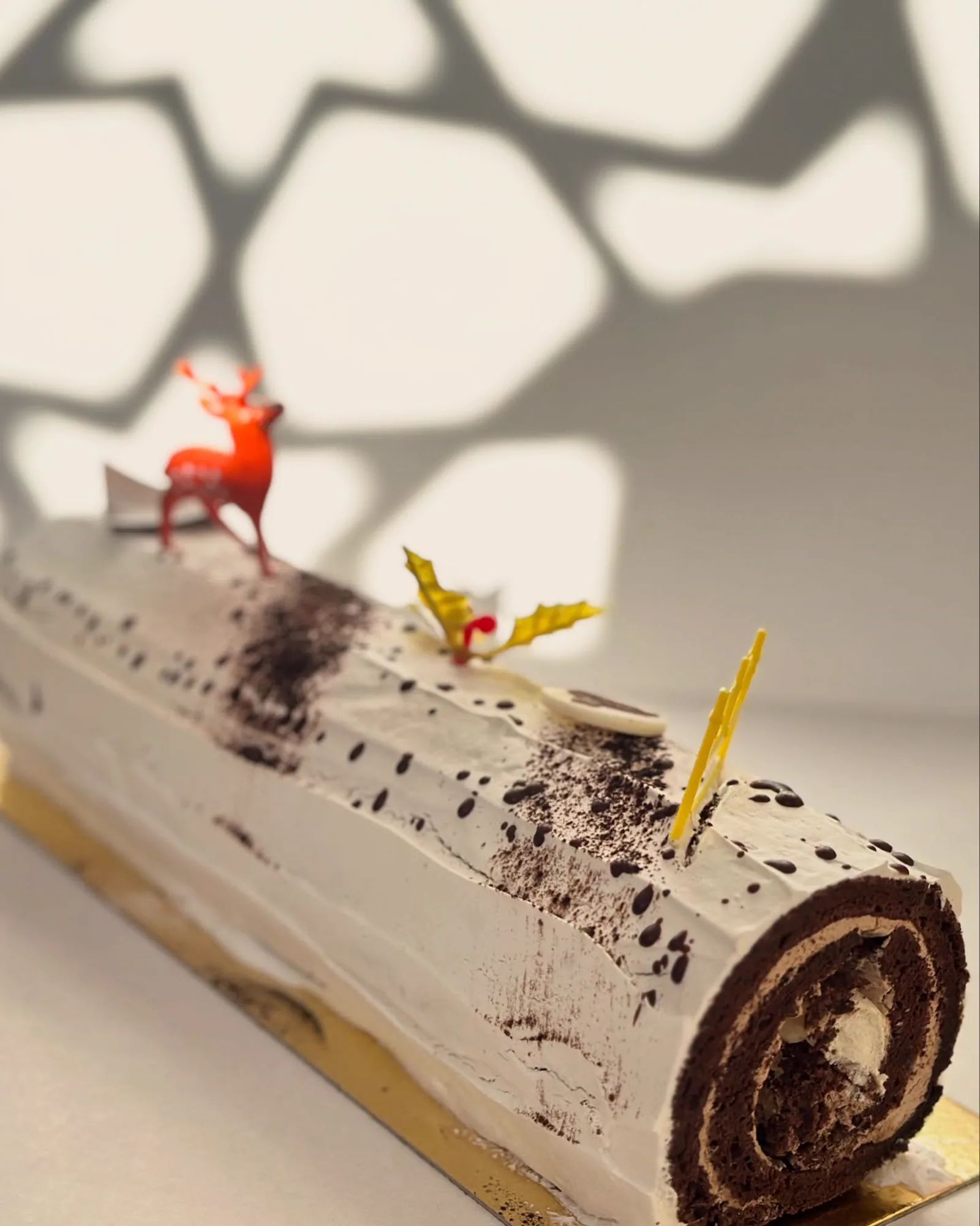 Bûche de Noël vanille et éclats de cookies, décor renne rouge