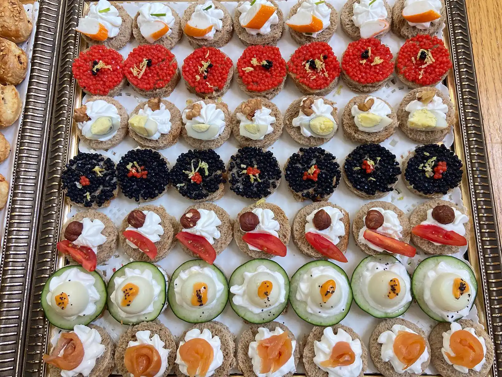 Plateau de canapés apéritif : œufs de lump, saumon, concombre, œuf