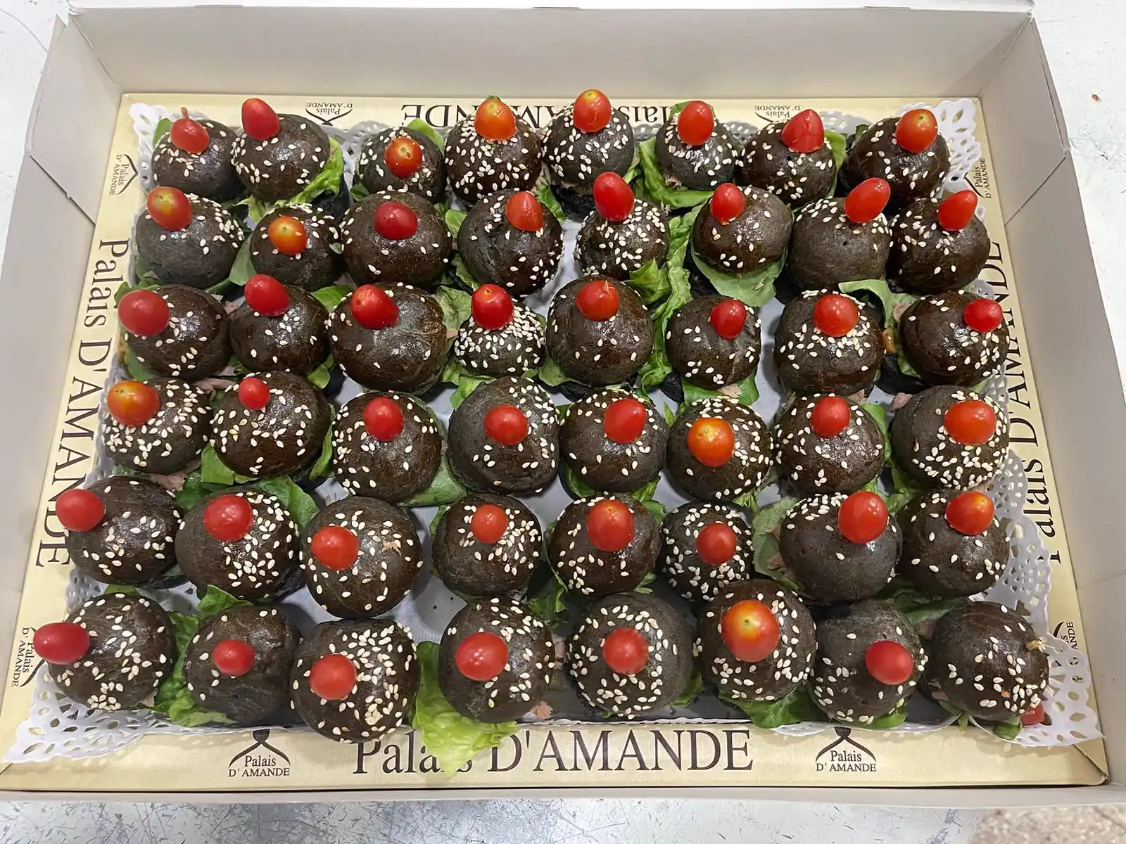 Canapés noirs au sésame garnis de tomate cerise