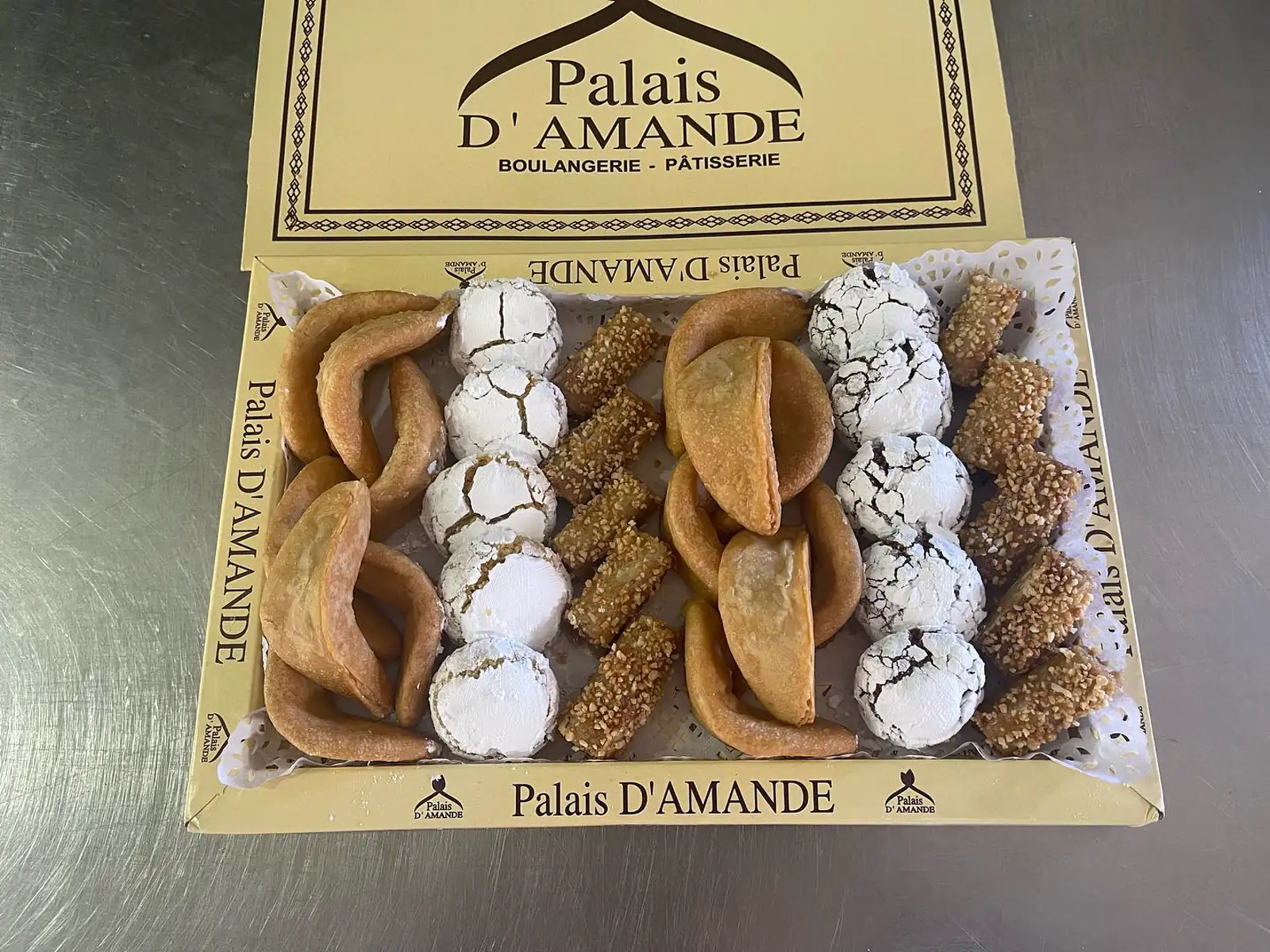 Coffret Palais d'Amande : cornes de gazelle, ghriba et bâtonnets au sésame