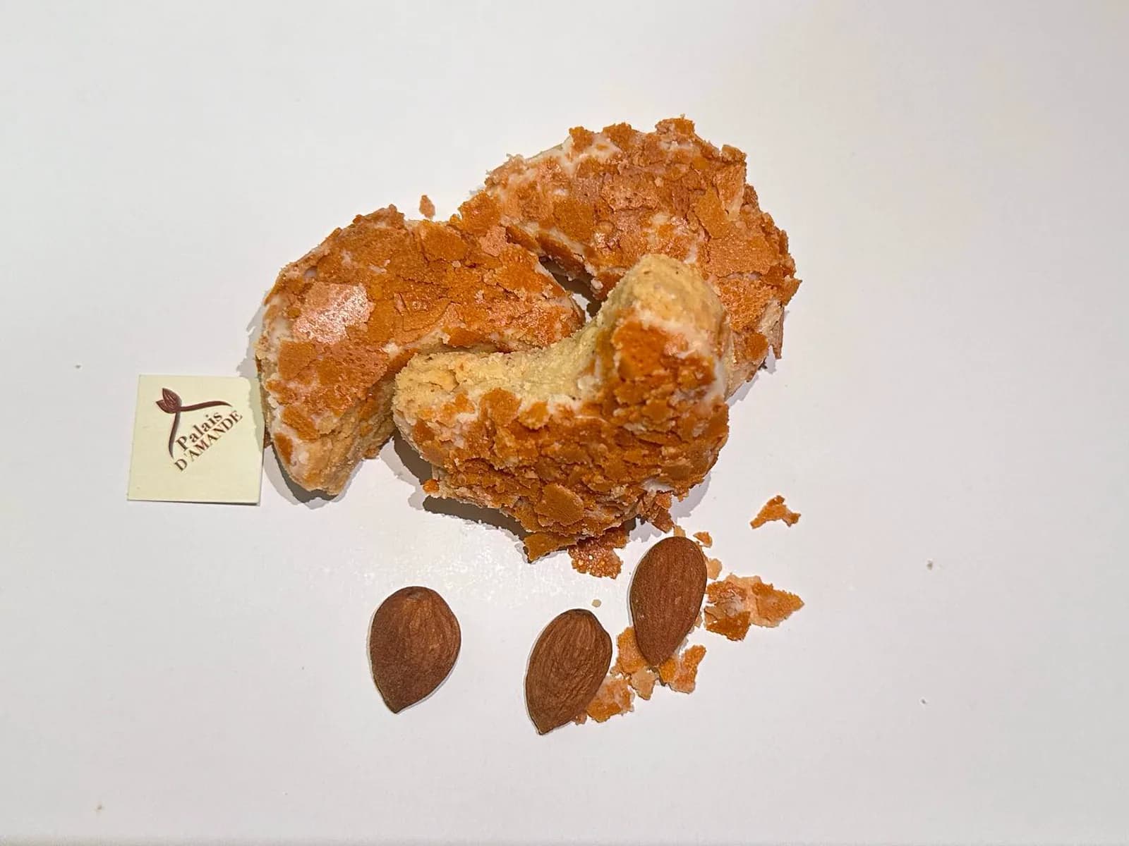 Croissant aux amandes ouvert avec amandes entières