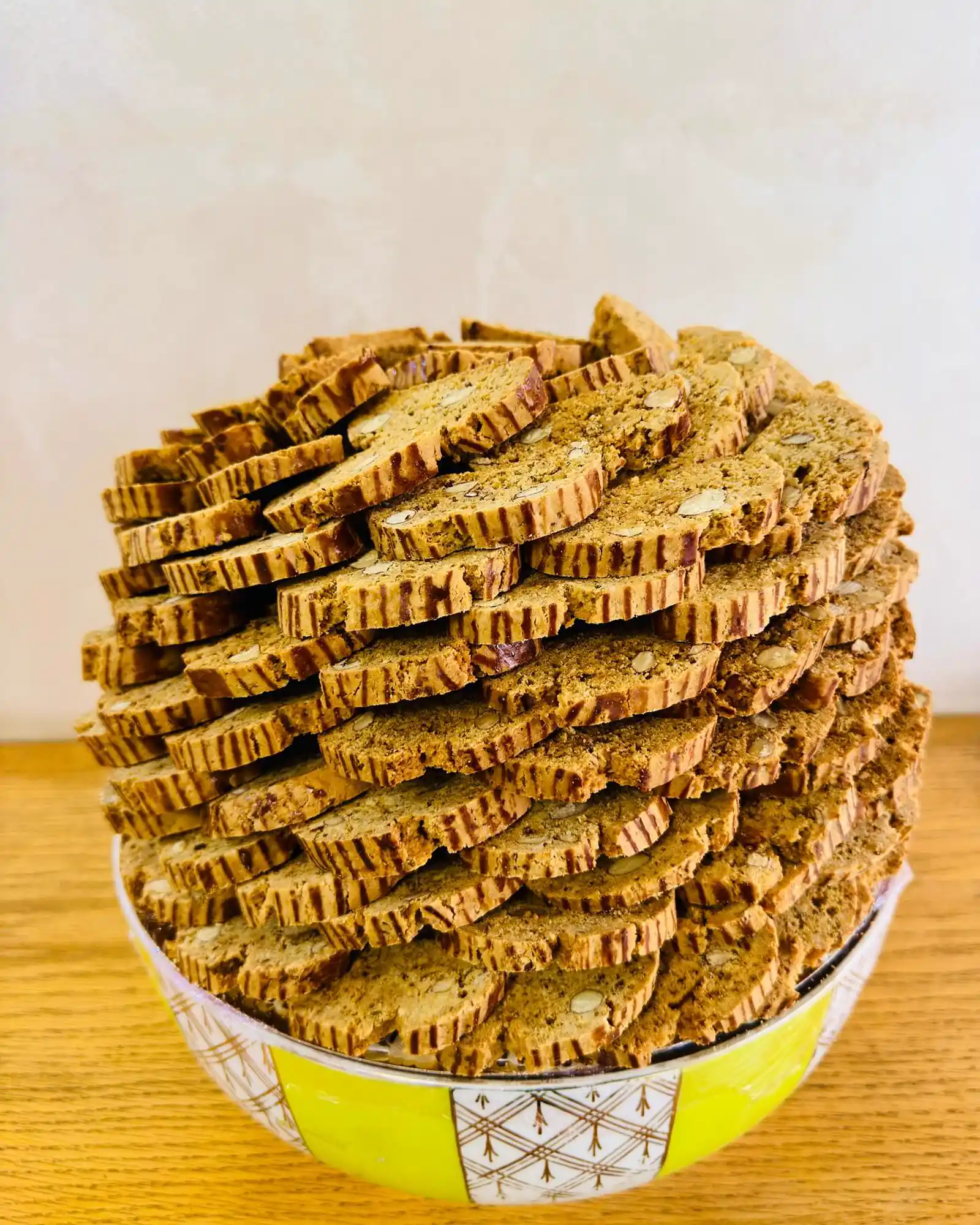 Fekkas aux amandes empilés dans un bol marocain