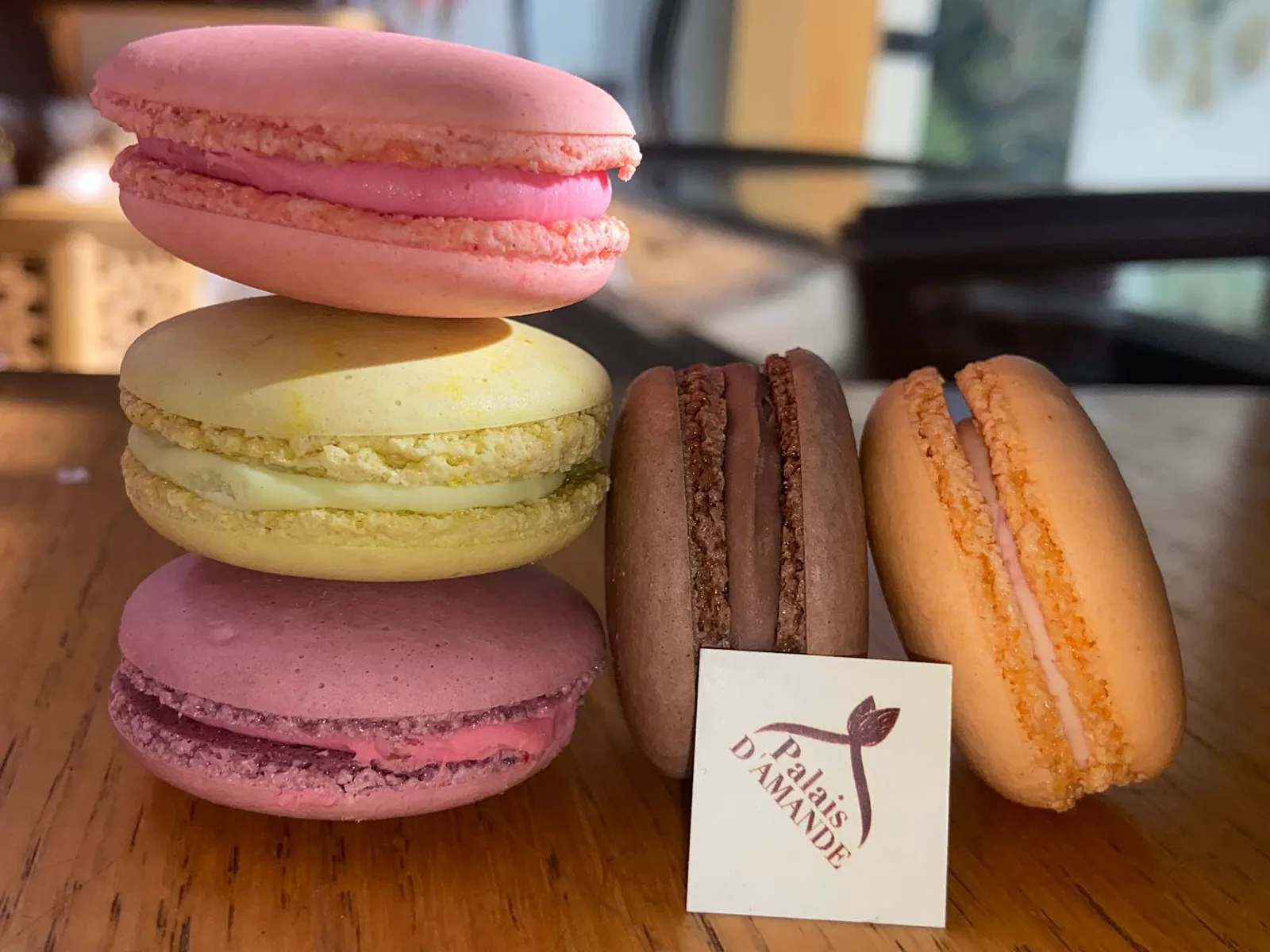 Macarons assortis empilés (framboise, citron, cassis, chocolat, orange) avec carte Palais d'Amande