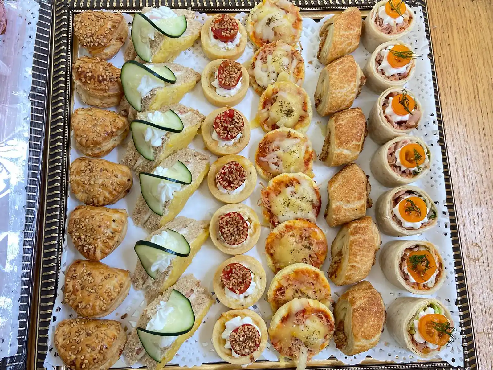 Plateau de mises en bouche salées : mini pizzas, feuilletés, roulés