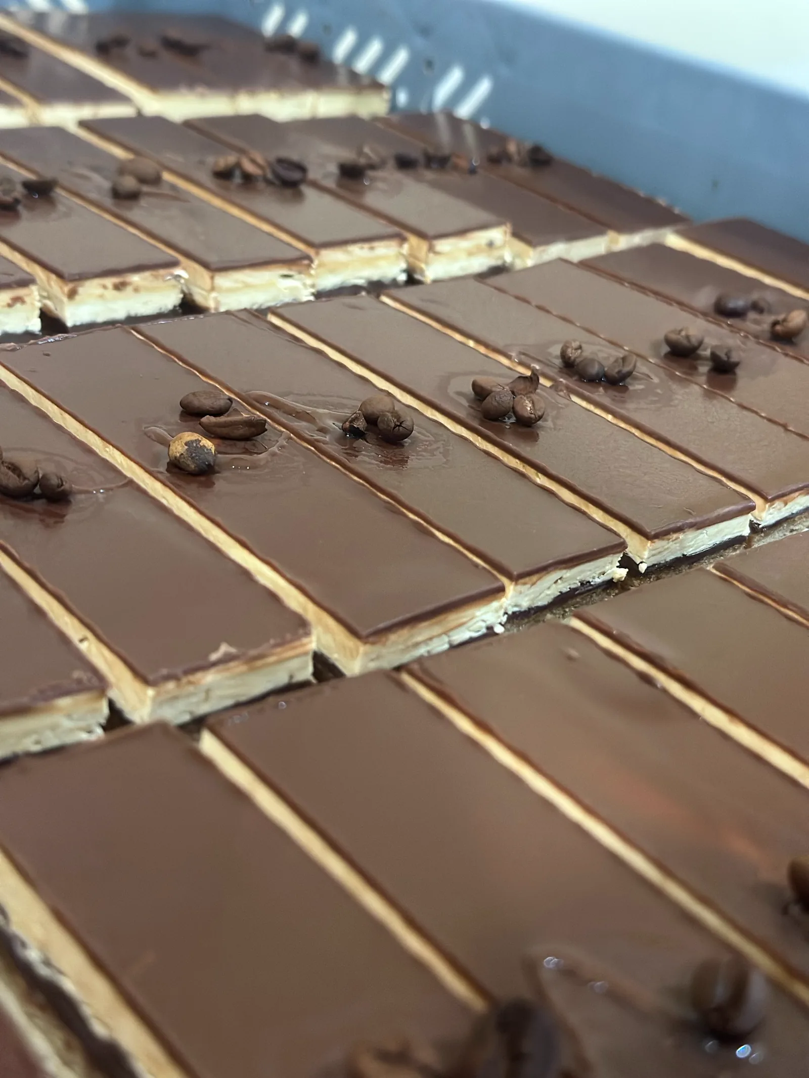 Tranches d'opéra au café décorées de grains de café en chocolat