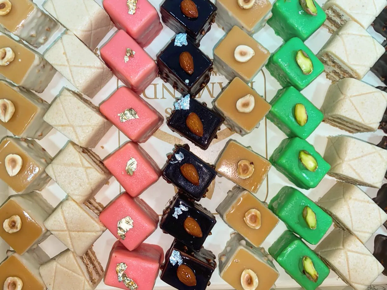 Assortiment de petits fours vu de dessus, rangés en damier
