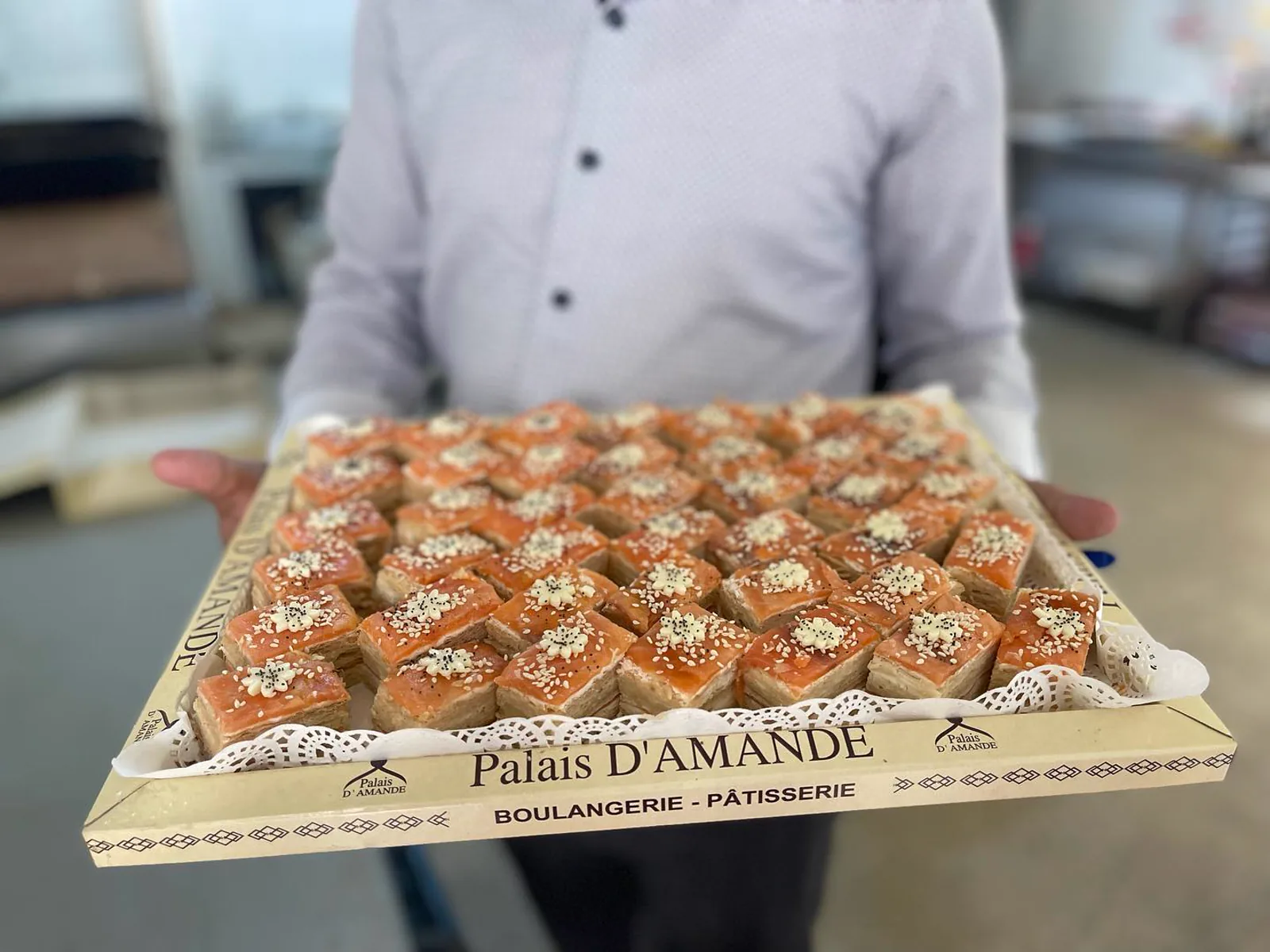 Plateau de baklava aux fruits secs porté à la main