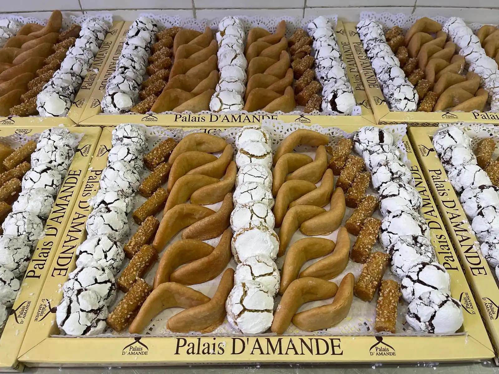 Plateaux de ghriba, cornes de gazelle et bâtonnets au sésame