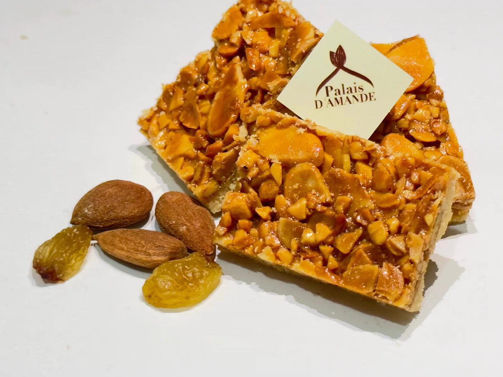 Parts de tarte aux amandes et raisins secs caramélisés