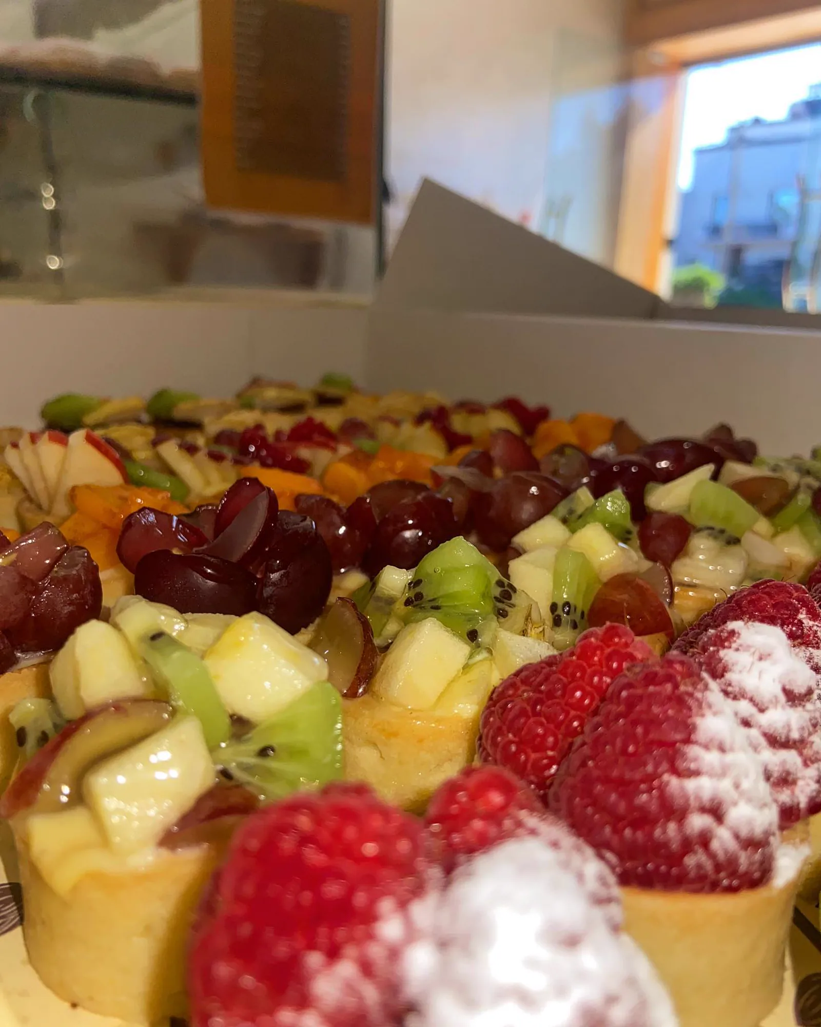 Tartelettes aux fruits en vitrine, vue rapprochée