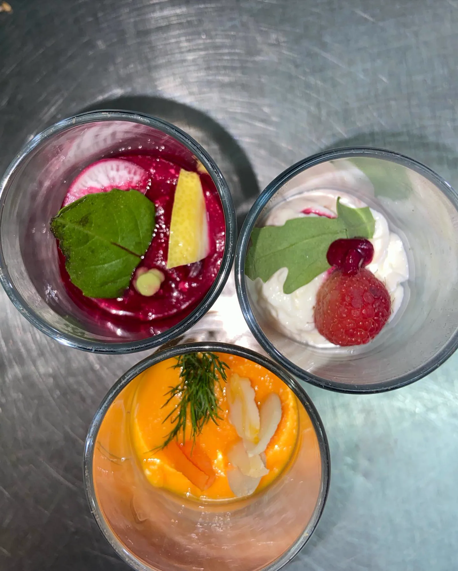 Trois verrines : betterave, fraise chantilly et velouté de carotte