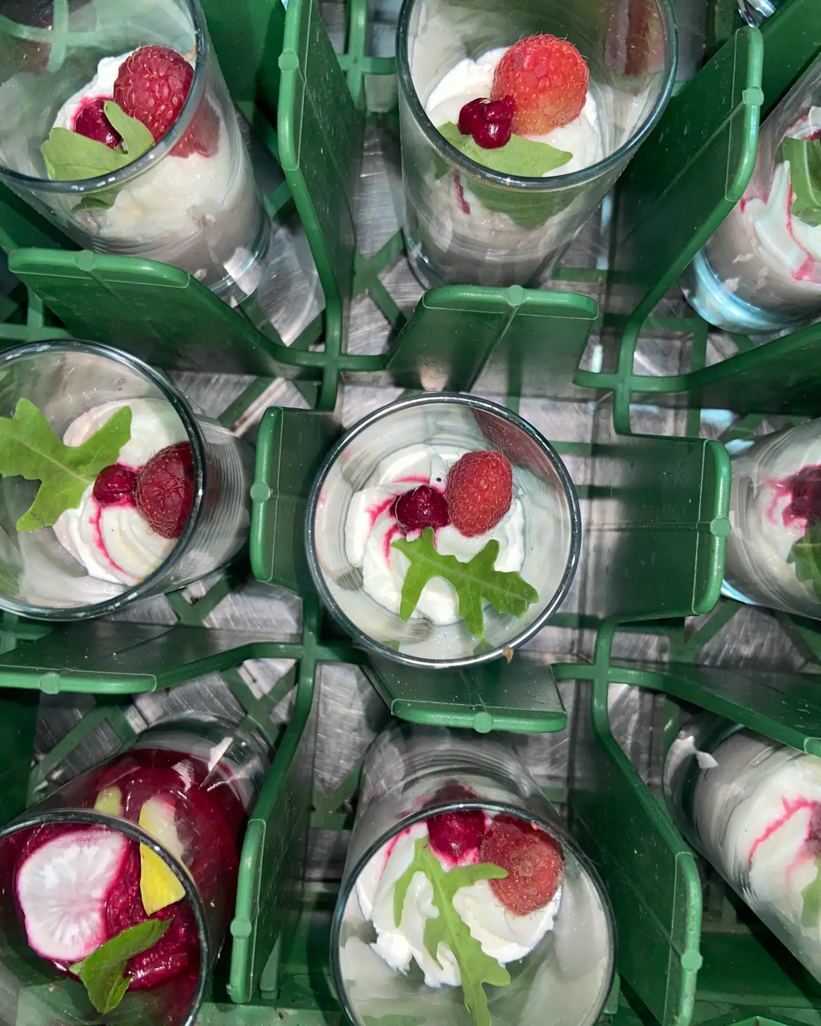 Verrines chantilly, framboise, radis et roquette